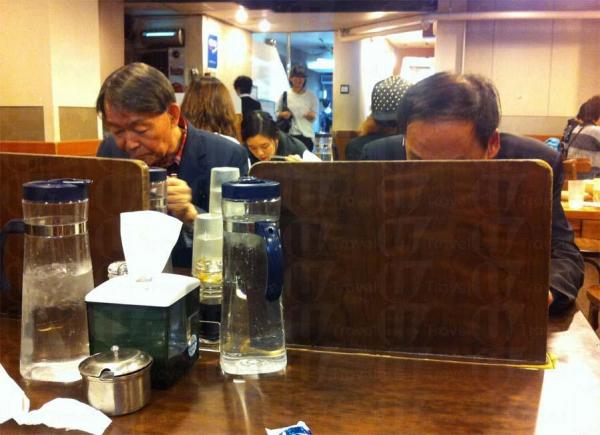 明洞餃子 - 有木板隔住對面，不用怕與對方對視而尷尬啦！