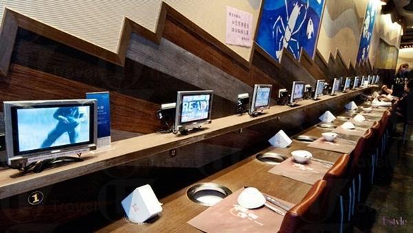 中和海角日式涮涮鍋 - 每個位子都有一部小電視