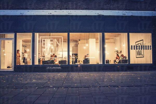 中和海角日式涮涮鍋 - 每個位子都有一部小電視