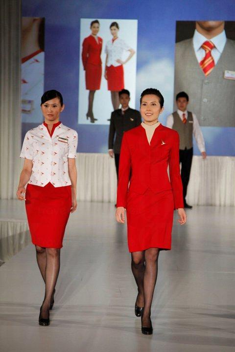 國泰航空 空姐辛酸史!8 套最「難著」制服 國泰上榜