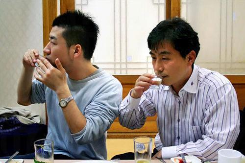 與年紀大過你的人飲酒，要側一側身飲及掩一掩嘴