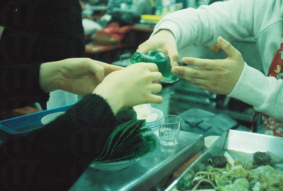 為別人斟酒，一定要用右手拿瓶，左手要扶著右手，以示尊重