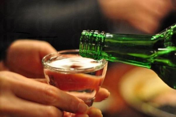 雙手斟酒和接酒