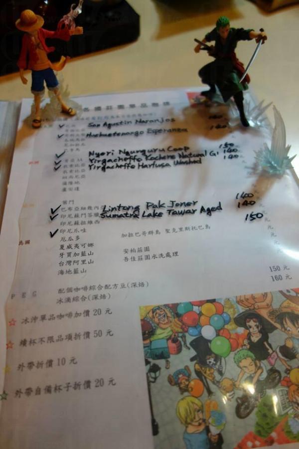 店主會在裡面寫上價錢等資料,感覺很隨性。 (圖︰PEG COFFEE facebook) 台北低調海賊王Café 不一樣的動漫咖啡店