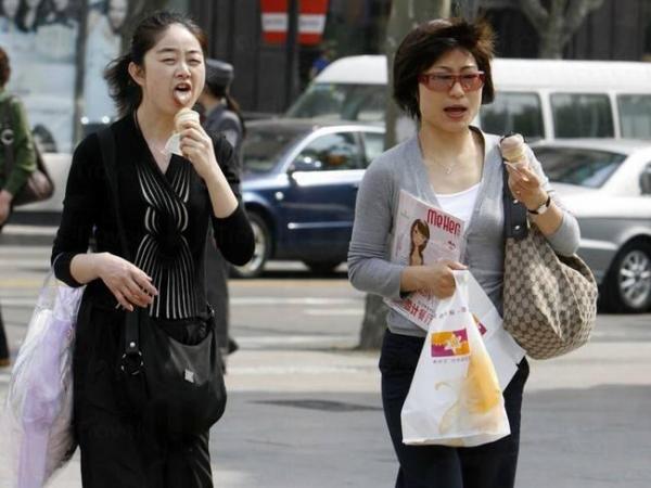 不要邊走路邊吃東西。
