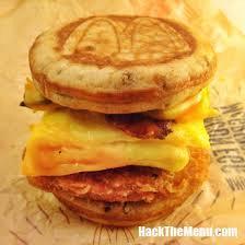 7. 煎蛋煙肉雞漢堡 (圖:hackthemenu) 7. 煎蛋煙肉雞漢堡 (圖:hackthemenu)