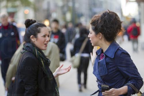 在街頭可看到有兩位女士在嗌交。(圖︰Yahoo Travel)