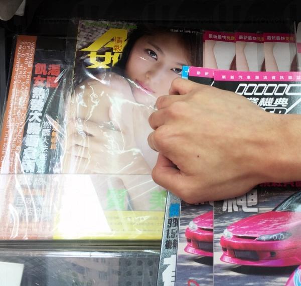 放在第二架後排位置，需要用手拉開其他雜誌才見到。 