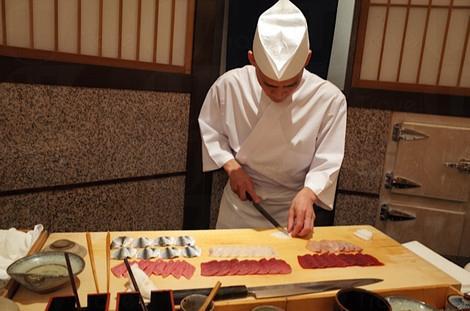 Sushi Saito (鮨さいとう) 是日本2015年餐廳排行榜第一名,是一家低調的小壽司店,卻深受客人歡迎。(圖︰chapterworld) 2015日本搵食指南!30間最強餐廳出爐 壽司小店奪第一位!