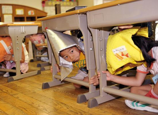 日本學生不時會進行防地震演習 (圖:favornews) 旅遊時遇上地震 自救必做 6 件事