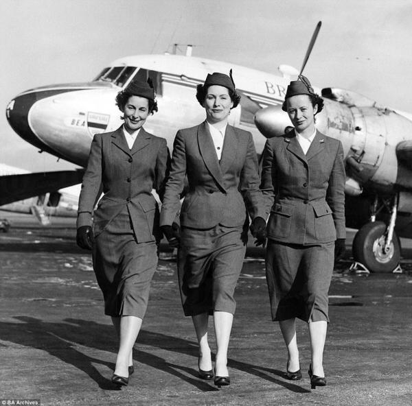 英國航空︰50 年代的制服除了必備手套、帽子；頭髮必是短捲髮；裙長低於膝蓋，到小腿長度。(圖︰Daily Mail)