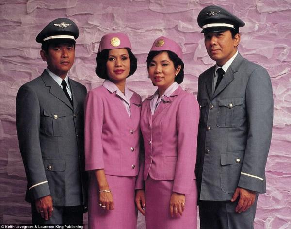 50 年代，泰國國際航空的制服是商務式西裝。(圖︰Daily Mail)