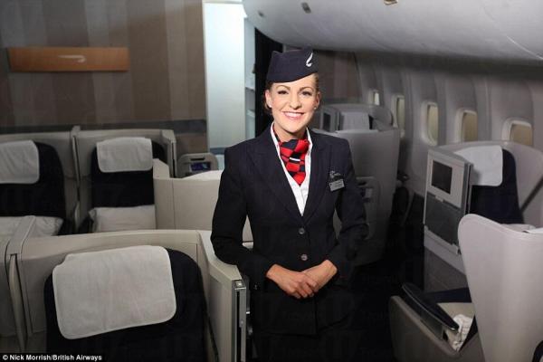  英國航空︰現在的制服強調功能性西裝，配有帽子和圍巾，量身定制。(圖︰Daily Mail)