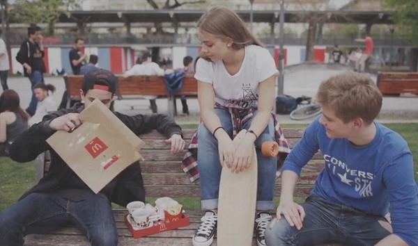 用餐時只要將封條撕開，拿走上半截紙袋，便可在托盤上用餐。(圖：ifitshipitshere)