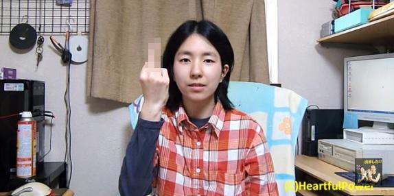 在日本，中指原來是「哥哥」的尊稱。(圖：youtube截圖)