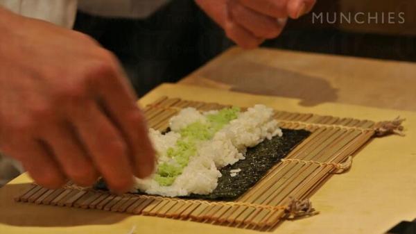 無論是壽司卷或是壽司，師父已經將適量的Wasabi藏在壽司內。(圖：munchies)