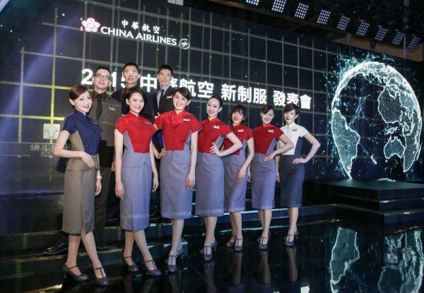 大師級張叔平為華航設計的新制服，可惜被網民大譏似「無敵鐵金剛」(三立新聞網電視截圖)