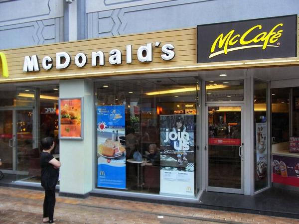 McDonald店員跟McCafe店員是分開的。(圖︰baouc)