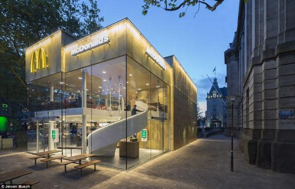 最吸引人目光的是那條白色旋轉樓梯。