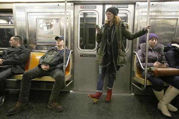 但是這樣的坐姿，在地鐵上，變相是侵占隔離座位的空間。