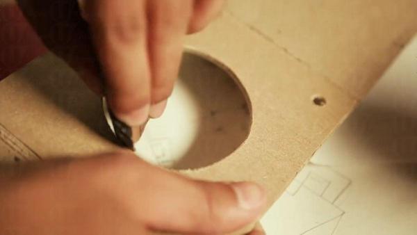 正中間的圓洞用來固定飲料的。