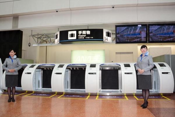 ANA在東京羽田機場設置了日本國內首見的行李自動托運機。(圖：朝日新聞)