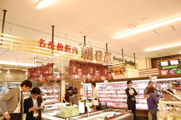 「朝日屋」都進駐了賣高級松阪牛。(圖:excitetaiwan) 「朝日屋」都進駐了賣高級松阪牛。(圖:excitetaiwan)