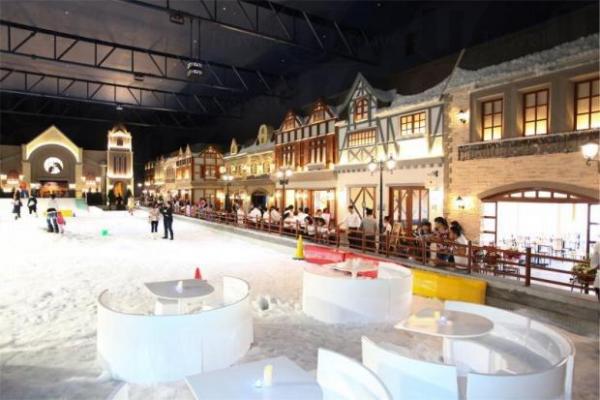 大人可以去到雪場後面的酒吧，一邊聽著 Live Band 伴奏，一邊聊天，好有 FEEL 啊！