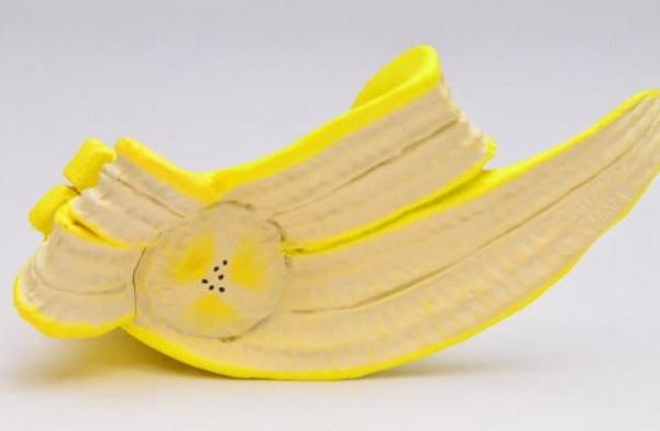 這個蕉皮扭蛋做得唯妙唯肖，不論蕉皮外面、內面的纖維絲都如實呈現出來
