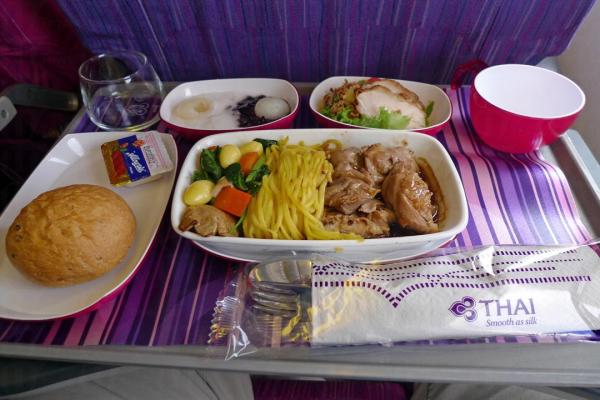 入選「經濟艙最優質餐飲服務」的泰國國際航空飛機餐睇落都幾吸引，味道應該不錯