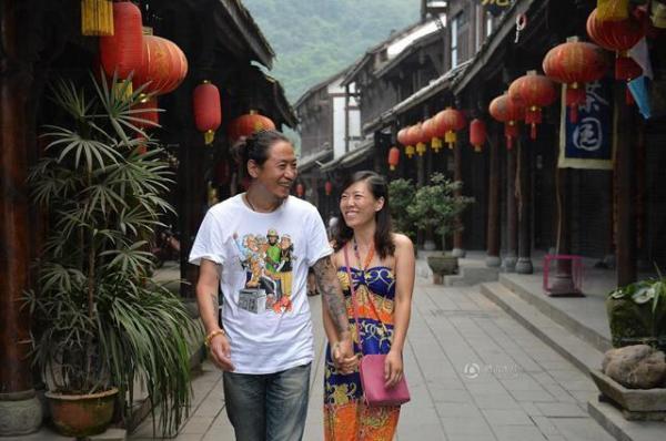 7月20日，顧少強和老公于夫在成都街子古鎮，兩人剛於7月6日登記結婚。(圖：china.hket.com)
