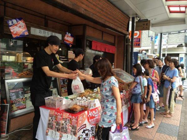 「鮒忠（ふなちゅう）」每年的顧客感謝日都吸引了不少人，要食就要早點去排隊啦。(圖：entabe)