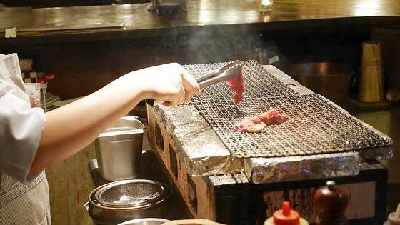 還有專人調製炭火烤肉 (圖: gigazine) 還有專人調製炭火烤肉 (圖: gigazine)