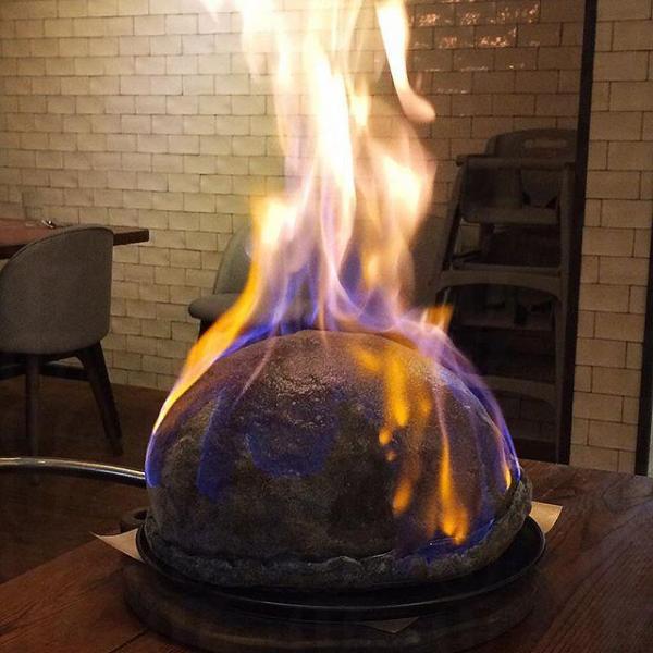 炸彈pizza實為巨型墨魚汁pizza，批面加上了4種芝士餡料 (圖: ig@choooooihj)