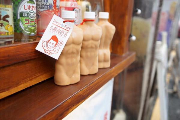 台南最性感的「小鮮肉奶茶」。圖:小鮮奶茶首創(台肉南-張三瘋冰火菠蘿油專賣店) 台南最性感的「小鮮肉奶茶」。圖:小鮮奶茶首創(台肉南-張三瘋冰火菠蘿油專賣店)