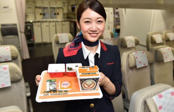 日本航空JAL與吉野家合作,9月1日起將為豪華經濟艙和經濟艙的乘客提供膳食飛行。(圖:aviationwire.jp) 日本航空JAL與吉野家合作,9月1日起將為豪華經濟艙和經濟艙的乘客提供膳食飛行。(圖:aviationwire.jp)