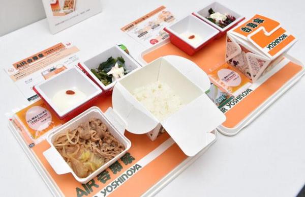 萬呎高空都食到正宗吉野家牛丼風味!(圖:aviationwire.jp) 萬呎高空都食到正宗吉野家牛丼風味!(圖:aviationwire.jp)