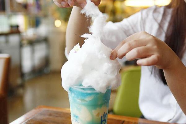 再加上杯上的棉花糖和星形糖果看起就像一朵浮雲(圖:caffe bene)