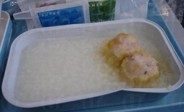 燒賣粥 - 中國國際航空 (圖片來源: Thrillist)