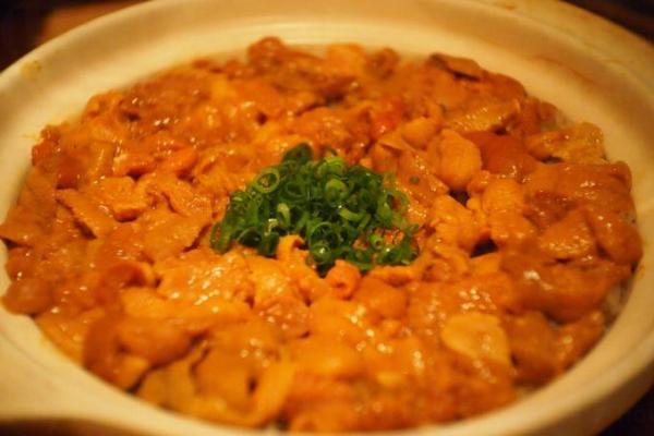 3. 魚輝（六本木）  在乃木坂的小巷裡可以食到1,500円的沙鍋海膽飯，同樣是放滿飯面的海膽，感覺非常豪華。(圖 :MARIKOKA.HATENABLOG) 