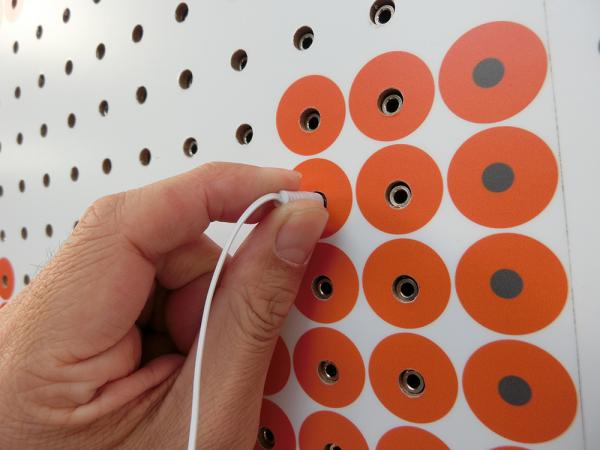 日本廣告就是這麼有創意 東京澀谷街頭「窿窿牆」播放3,500萬首歌