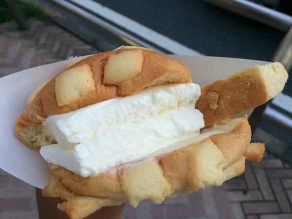 熱哄哄的菠蘿包外脆內軟,中間夾上冰凍雪糕及脆條,冰火二重的口感超特別!