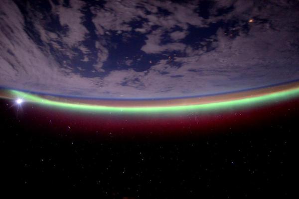 從太空看極光側面 比正面更壯觀絢麗