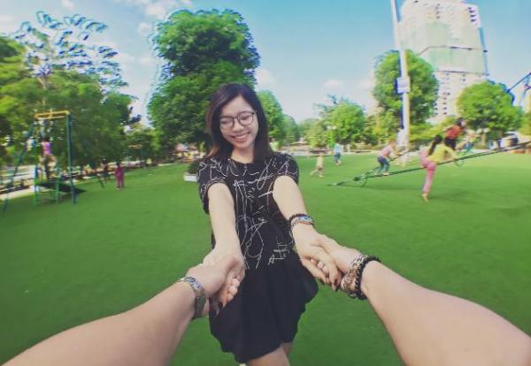 情侶拍短片揭「雙手牽女友」拍攝方法 0:07秒真相曝光甜蜜幻滅了