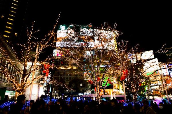 渋谷忠犬八公像 Cute爆聖誕老人爬樹燈飾