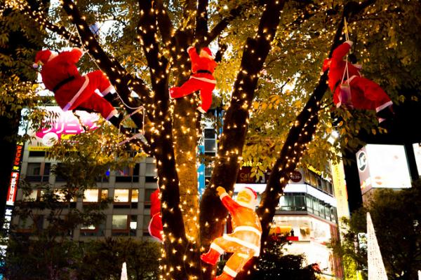 渋谷忠犬八公像 Cute爆聖誕老人爬樹燈飾