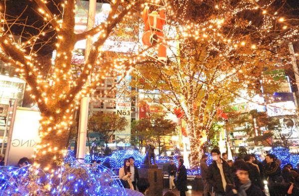 渋谷忠犬八公像 Cute爆聖誕老人爬樹燈飾