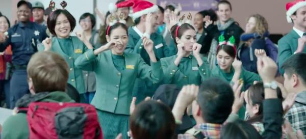 長榮空姐和機師突然站上行李輸送帶 1:02秒起做了一件事令乘客充滿笑容