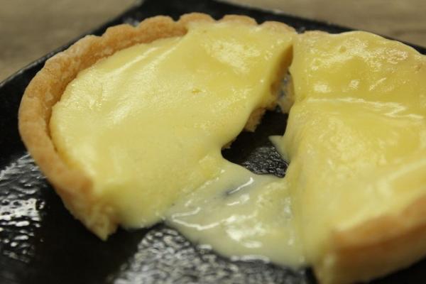 日本便利店勁平芝士撻 買返香港食一樣熱辣辣一「唧」流心