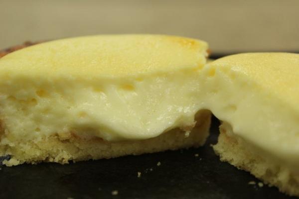 日本便利店勁平芝士撻 買返香港食一樣熱辣辣一「唧」流心